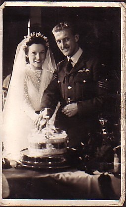 Win &amp; Des wedding, cutting the cake